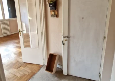 Entrée de l’appartement sous un deuxième angle avant travaux de rénovation rue Raymond Marcheron à Vanves
