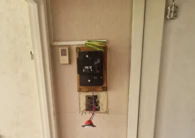 Panneau électrique avant travaux de rénovation rue Raymond Marcheron à Vanves