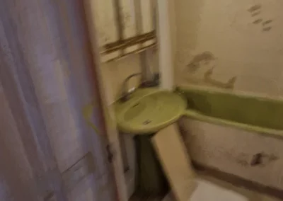 Salle de bain démodée avant travaux Avenue de Verdun à Vanves