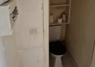 Toilettes et installations électriques avant rénovation, rue de Fécamp, Paris 12
