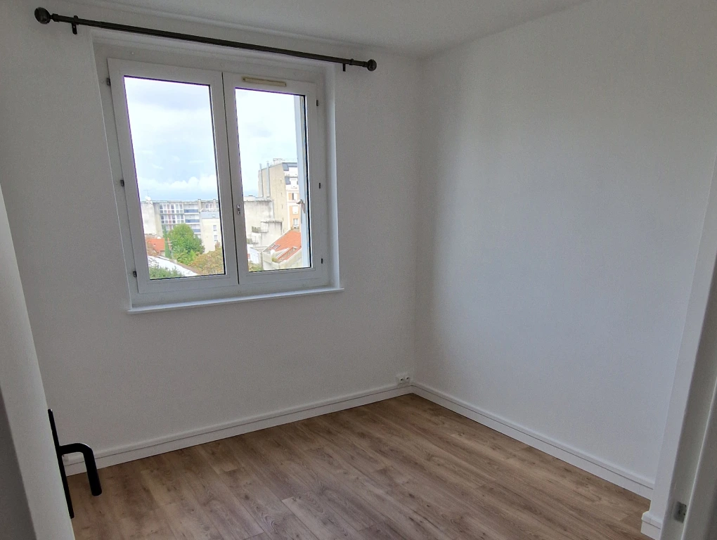 Chambre contemporaine avec parquet rénovée. Avenue de Verdun à Vanves