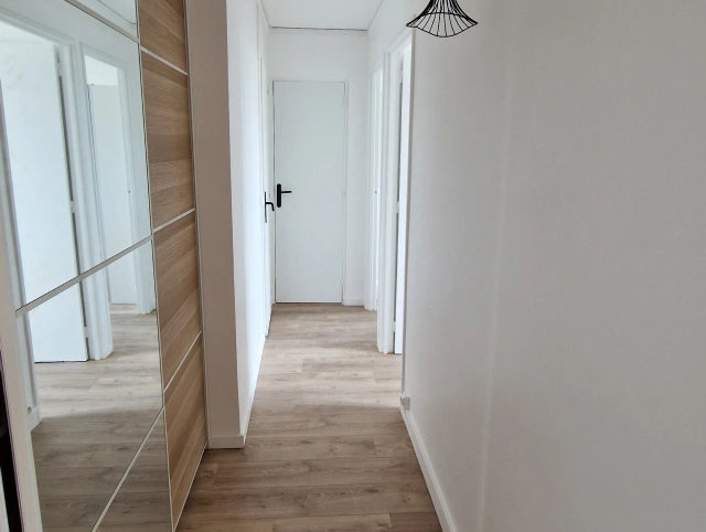 Couloir avec placards sur mesure après travaux de rénovation. Avenue de Verdun à Vanves
