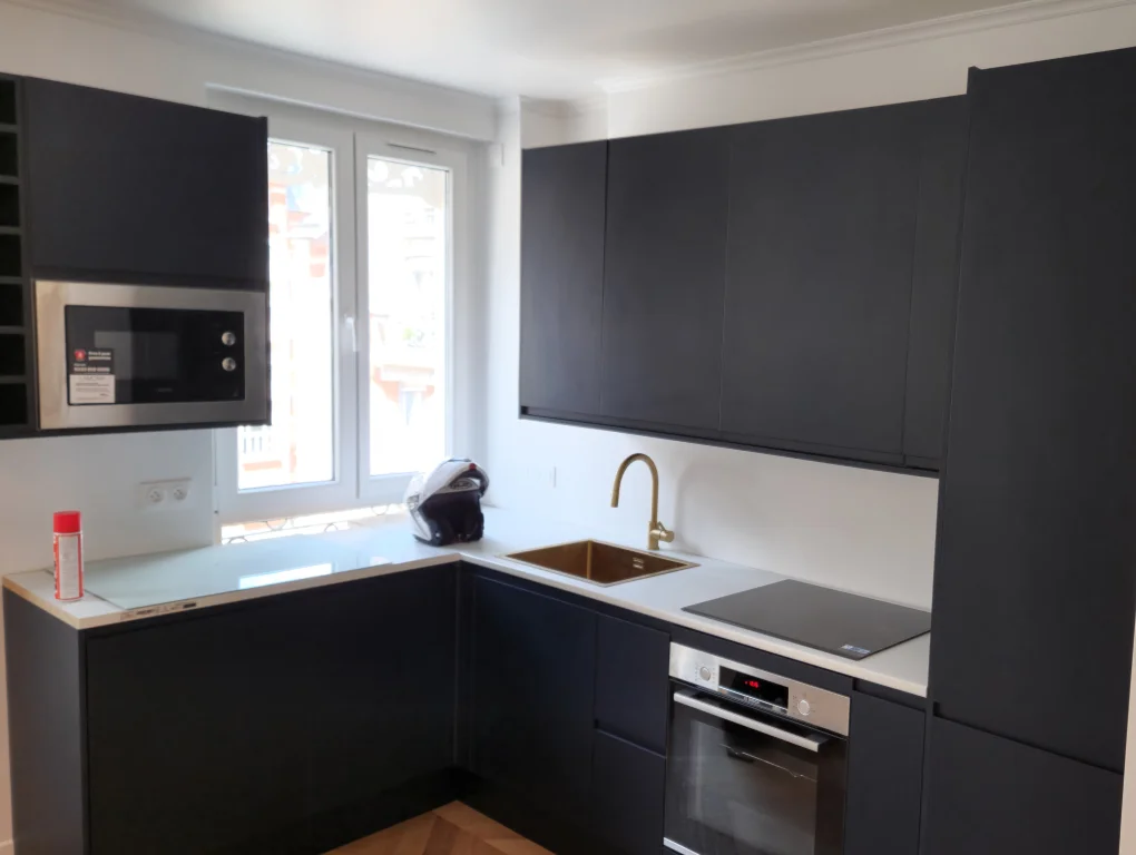 Cuisine ouverte, après travaux de rénovation, rue de Fécamp, Paris 12