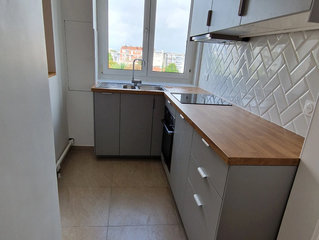 Cuisine équipée après travaux de rénovation. Avenue de Verdun à Vanves