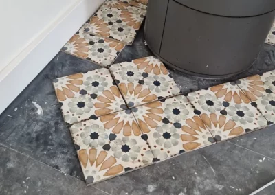 Pose du carrelage pendant la rénovation intérieure