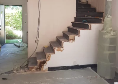 Préparation de l’escalier pendant la rénovation intérieure autre angle