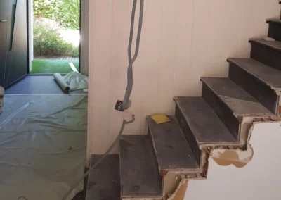Préparation de l’escalier pendant la rénovation intérieure