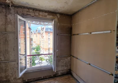 Gestion de l’isolation sur les murs dans la chambre secondaire, rue de Fécamp, Paris 12