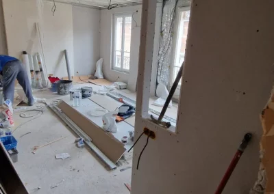 Vue de l’entrée après avoir préparé les murs et terminé l’isolation, rue de Fécamp, Paris 12