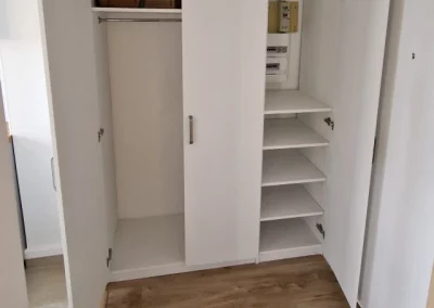 Travaux de pose d’un meuble à étagères ouvertes, Avenue de Verdun à Vanves