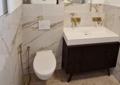 Sanitaires et chauffe eau après travaux de rénovation, rue de Fécamp, Paris 12