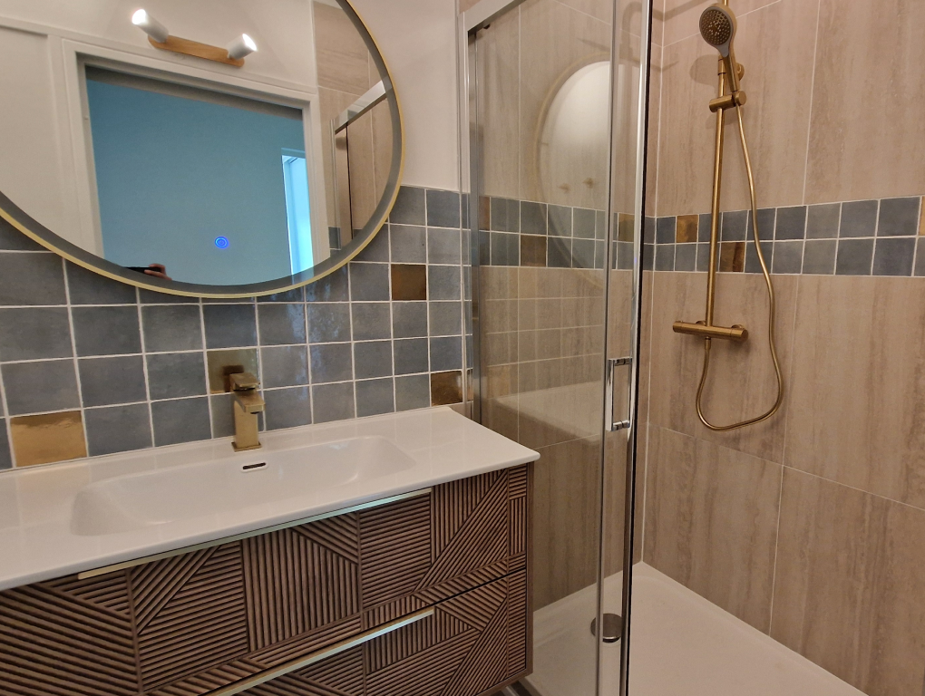 salle-de-bain-douvhe-miroir-finitions-Boulevard-De-La-Marne-#1-Vanves-92 Fenêtres Réhau PVC 70 pour une meilleur isolation thermique et phonique